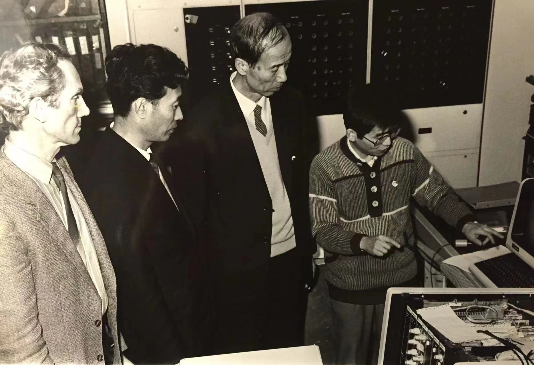 1987年杨以涵老师率团访问英国贝尔法斯特女王大学